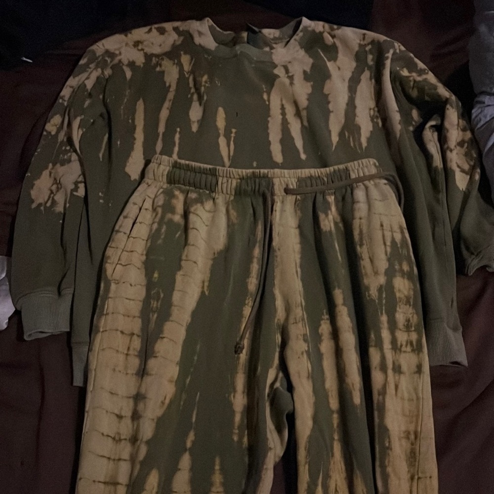 Crewneck and sweatpants matching set, green tie dye